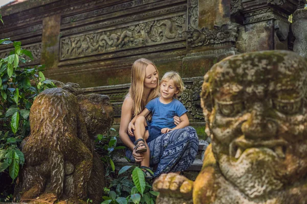 Viajeros Madre Hijo Sentados Escaleras Con Esculturas Bosque Ubud Bali — Foto de Stock