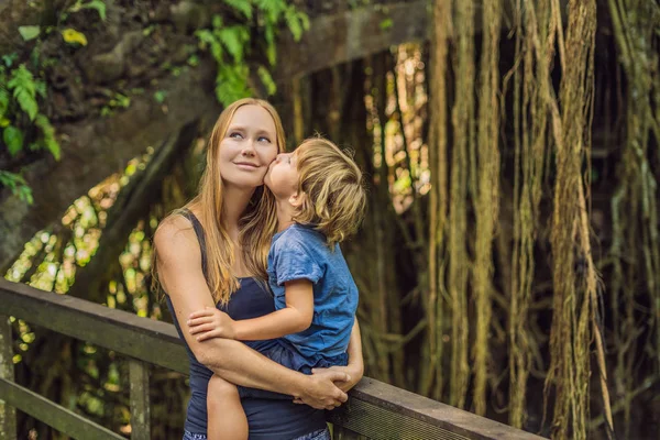 Syn Líbání Matku Lese Bali Indonésie Cestování Dětmi Koncepcí — Stock fotografie