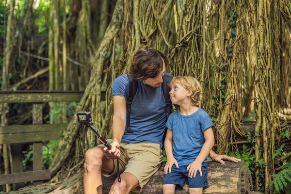 Pai Filho Tomando Selfie Descobrindo Floresta Ubud Floresta Macacos Bali — Fotografia de Stock