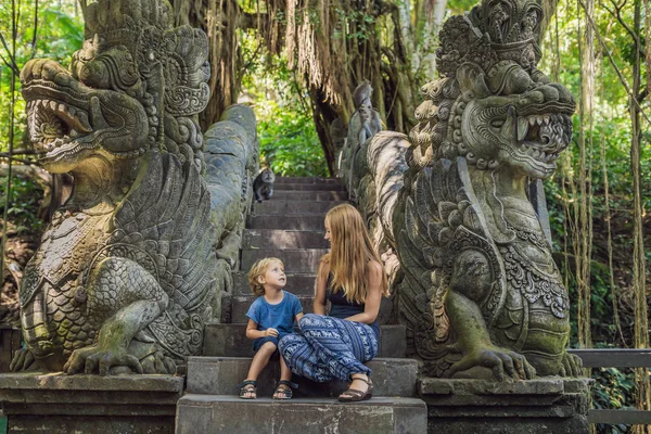 Viajeros Madre Hijo Sentados Escaleras Con Esculturas Bosque Ubud Bali — Foto de Stock