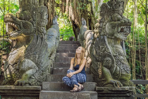 Joven Turista Pie Las Escaleras Con Esculturas Bosque Ubud Bali — Foto de Stock