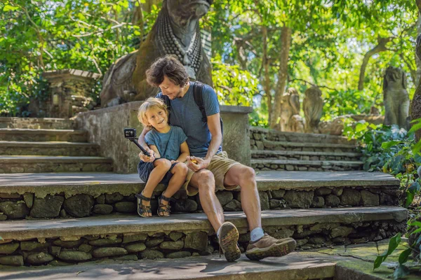 Baba Oğlu Selfie Alarak Maymun Orman Bali Endonezya Ubud Ormanda — Stok fotoğraf