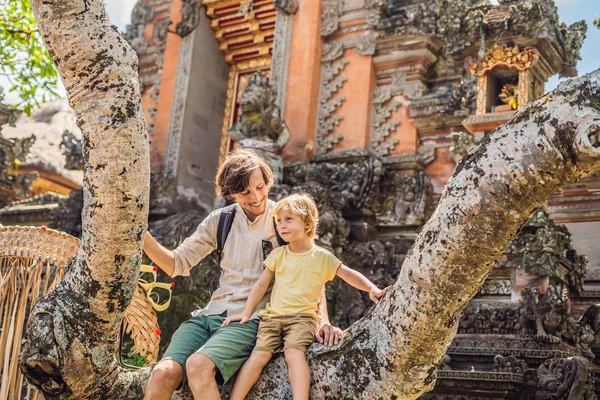 Baba ve oğul yolcuları Pura Taman Kemuda Saraswati Tapınağı Ubud, Bali Adası, Endonezya afiş, arka planda uzun seyyar çocuk kavramı ile biçimlendirmek — Stok fotoğraf
