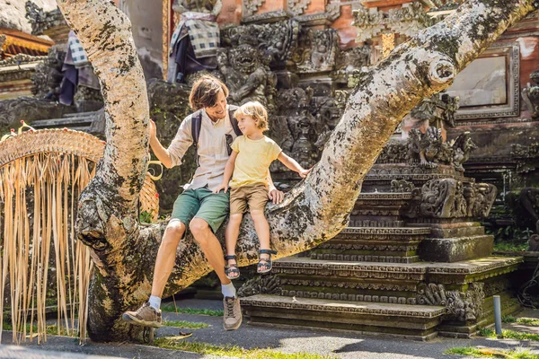 Pai e filho viajantes no fundo de Pura Taman Kemuda Saraswati Templo em Ubud, ilha de Bali, Indonésia BANNER, longo formato Viajar com conceito de crianças — Fotografia de Stock