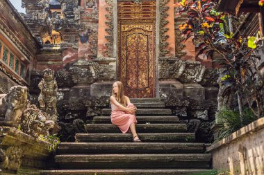 Genç kadın Pura Taman Kemuda Saraswati Tapınağı merdiven, Ubud, Bali Adası'nda, Endonezya poz.