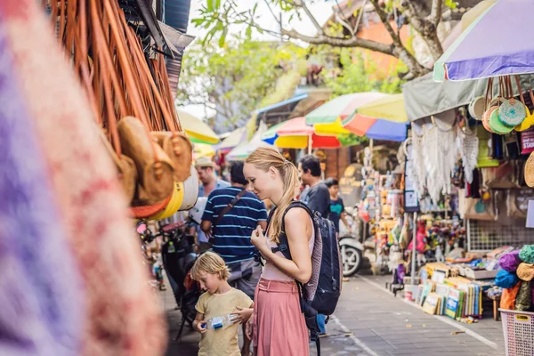 Mor Och Son Promenader Längs Marknaden Och Välja Souvenirer Ubud — Stockfoto