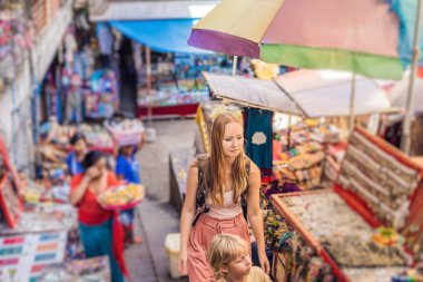 Anne ve oğlu Pazar yürüyüş ve Bali, Endonezya'da Ubud Hediyelik eşya seçme.