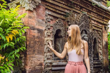 Bali Ubud sarayın duvar yanında poz genç kadın gezgin