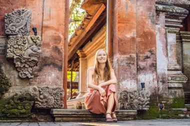 Ubud palace, Bali, Bali, Endonezya tarafından oturan genç kadın gezgin.