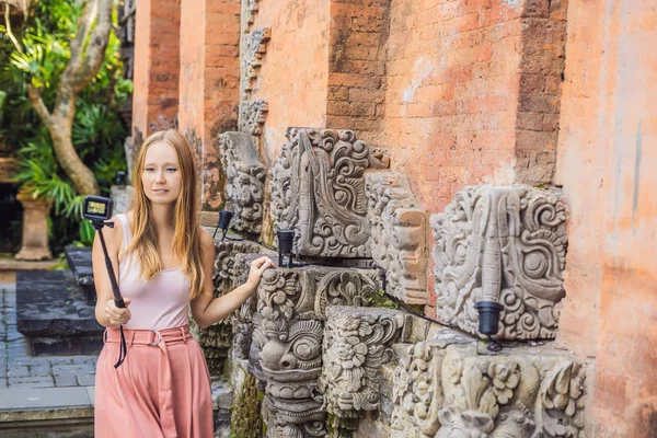 Jovem Viajante Usando Monopod Lado Parede Palácio Ubud Bali — Fotografia de Stock