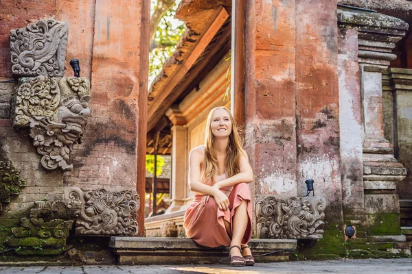 Viajero Joven Sentado Junto Palacio Ubud Bali Bali Indonesia — Foto de Stock