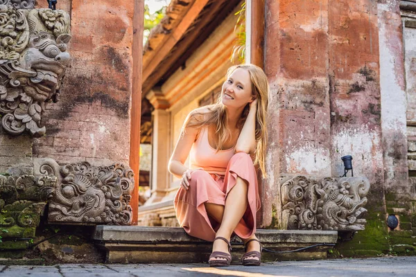 Jovem Viajante Sentado Perto Palácio Ubud Bali Bali Indonésia — Fotografia de Stock