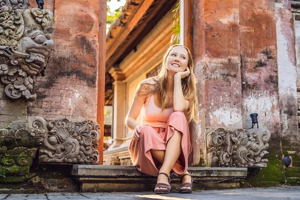 Молода Жінка Мандрівника Сидячи Ubud Палац Балі Балі Індонезія — стокове фото