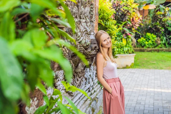 Jóvenes Viajeras Pie Cerca Pared Tallada Palacio Ubud Bali Indonesia — Foto de Stock