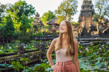 Genç kadın gezgin Pura Taman Kemuda Saraswati Temple Ubud, Bali Adası, Endonezya yakınındaki poz.