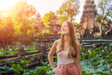 Genç kadın gezgin Pura Taman Kemuda Saraswati Temple Ubud, Bali Adası, Endonezya yakınındaki poz.