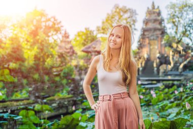 Genç kadın gezgin Pura Taman Kemuda Saraswati Temple Ubud, Bali Adası, Endonezya yakınındaki poz.