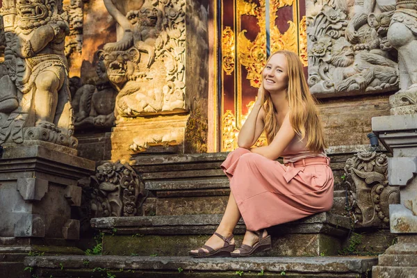 ウブド宮殿 インドネシアで座っている若い女性旅行者 — ストック写真