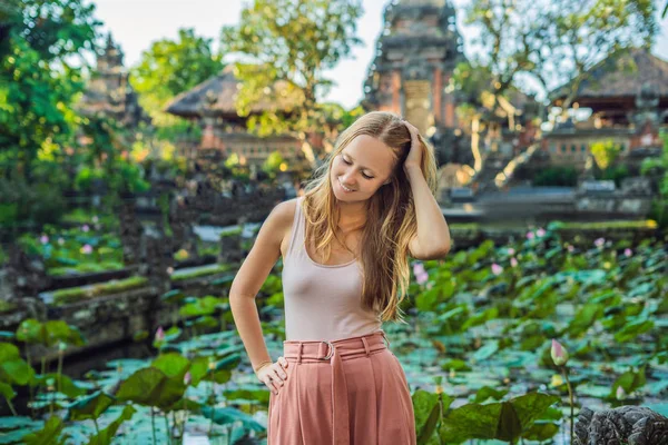 Genç kadın gezgin Pura Taman Kemuda Saraswati Temple Ubud, Bali Adası, Endonezya yakınındaki poz.