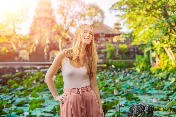 Młoda Kobieta Podróżnik Pozowanie Pobliżu Pura Taman Kemuda Saraswati Temple — Zdjęcie stockowe