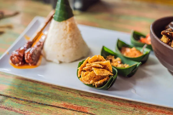 Hidangan Nasi Ikan Goreng Dan Jamur Kayu Dalam Mangkuk Dengan — Stok Foto