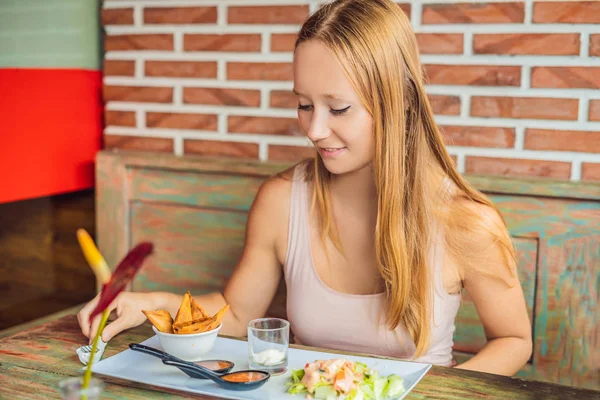 Kobieta Jedzenie Tradycyjne Danie Indyjskie Sałatką Samosa Sosy Kawiarni — Zdjęcie stockowe