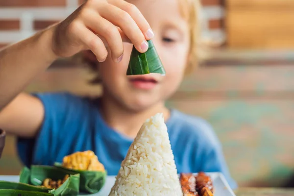 Ragazzo Mangiare Caffè Tradizionale Piatto Asiatico Con Riso Pesce Fritto — Foto Stock