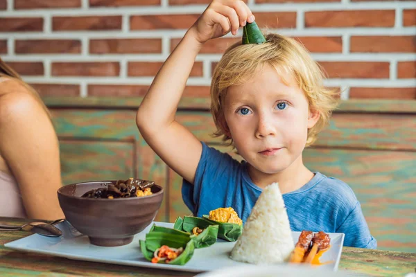 カフェご飯 魚のフライと伝統的なアジア料理で食べる少年 — ストック写真