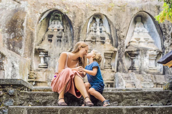 Madre Hijo Posando Cerca Gunung Kawi Antiguo Tallado Templo Piedra — Foto de Stock