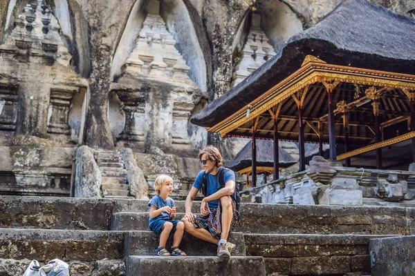 Baba ve oğul Gunung Kawi arka plan üzerinde. Antik tapınak kral mezarları ile taş oyma. Bali, Endonezya. Çocuk kavramı ile seyahat — Stok fotoğraf
