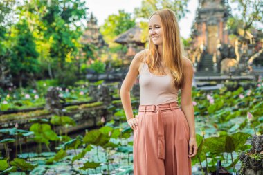 Genç kadın gezgin Pura Taman Kemuda Saraswati Temple Ubud, Bali Adası, Endonezya yakınındaki poz.