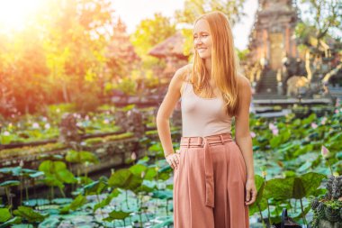 Genç kadın gezgin Pura Taman Kemuda Saraswati Temple Ubud, Bali Adası, Endonezya yakınındaki poz.