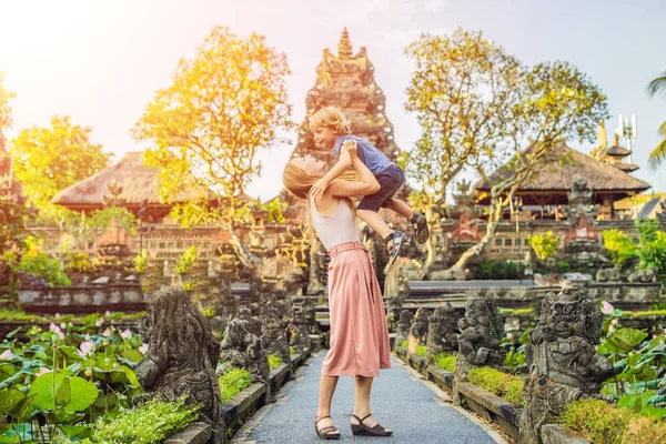 Moeder Zoon Reizigers Poseren Buurt Van Pura Taman Kemuda Saraswati — Stockfoto