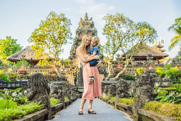 Anne Oğlu Yolcuları Pura Taman Kemuda Saraswati Temple Ubud Bali — Stok fotoğraf