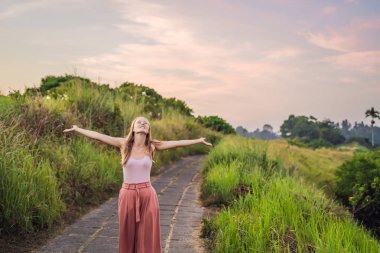 Genç kadın Campuhan Ridge yürümek, Bali, Endonezya poz Traveler