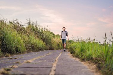 Adam Traveler Ridge Campuhan yürüyüş yürüyüş sırasında günbatımı, Bali Adası