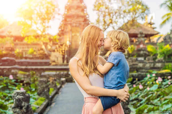 Mamá Hijo Viajeros Posando Por Pura Taman Kemuda Saraswati Temple — Foto de Stock