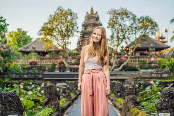 若い女性旅行者寺院 Pura Taman クムダ サラスワティ寺院 ウブド インドネシアでポーズ — ストック写真