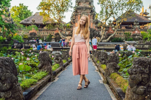 若い女性旅行者寺院 Pura Taman クムダ サラスワティ寺院 ウブド インドネシアでポーズ — ストック写真