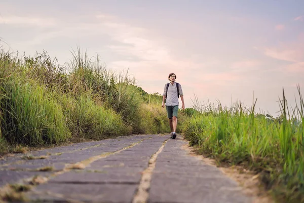Man Reiziger Wandelen Campuhan Ridge Lopen Tijdens Zonsondergang Bali Eiland — Stockfoto