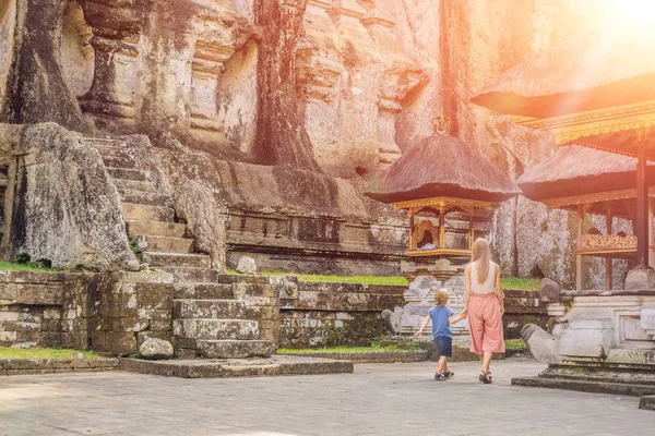 Anne ve oğlu Gunung Kawi arka plan üzerinde. Antik tapınak kral mezarları ile taş oyma. Bali, Endonezya. Güneş ışığı ile çocuk kavramı ile seyahat — Stok fotoğraf