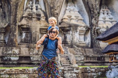 Baba ve oğlu eski Gunung Kawi tapınak taş tarafından Bali, Endonezya poz