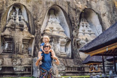 Baba ve oğlu eski Gunung Kawi tapınak taş tarafından Bali, Endonezya poz