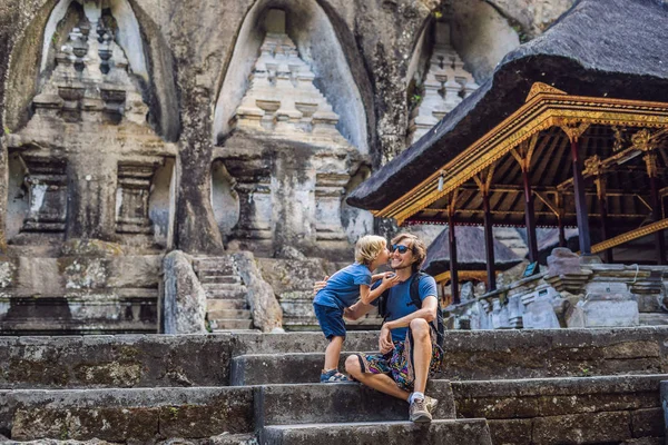 Baba ve oğul Gunung Kawi arka plan üzerinde. Antik tapınak kral mezarları ile taş oyma. Bali, Endonezya. Çocuk kavramı ile seyahat