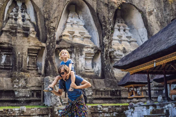 お父さんと息子のグヌン カウィの古代石造りの寺院 インドネシアでポーズ — ストック写真