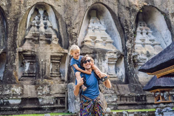 お父さんと息子のグヌン カウィの古代石造りの寺院 インドネシアでポーズ — ストック写真