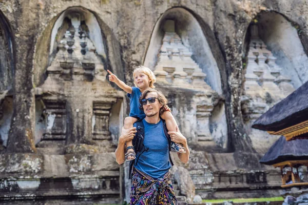 Papá e hijo en el fondo de Gunung Kawi. Antiguo tallado en el templo de piedra con tumbas reales. Bali, Indonesia. Viajar con concepto de niños — Foto de Stock