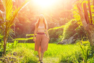 Genç kadın turist pirinç terasları, Ubud, Bali, Endonezya poz.