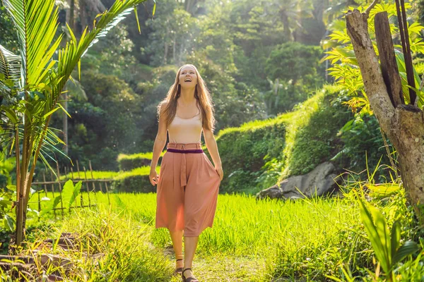 Junge Touristin Posiert Auf Reisterrassen Ubud Bali Indonesien — Stockfoto