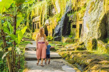 Anne ve oğlu Gunung Kawi tapınak taş, Bali, Endonezya, merdivenlerde